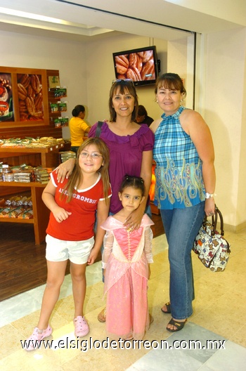 27042010 Mavis de Monreal, Ángela Monreal, Lita de Lugo y Bárbara Lugo.