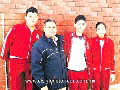 25042010 Luis Jorge Maldonado Rincón, Gilberto Giuseppe Lazo Meraz y Shara Wendoline de los Reyes Méndez, alumnos de la escuela Sor Juana Inés de la Cruz, turno matutino, y el profesor Arturo Flores Fernández; quienes participaron en la Olimpiada del Conocimiento.
