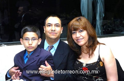 25042010 Alejandro y Griselda con el pequeño Diego.