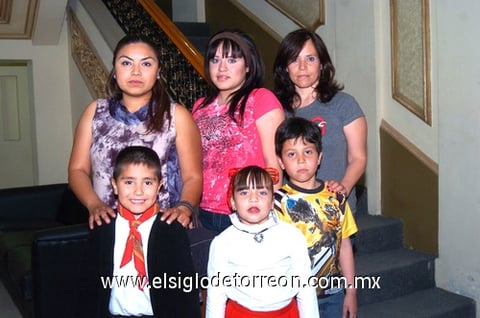 27042010 Victoria, Teresa, Liliana, Sebastián, Ximena y Cristian.