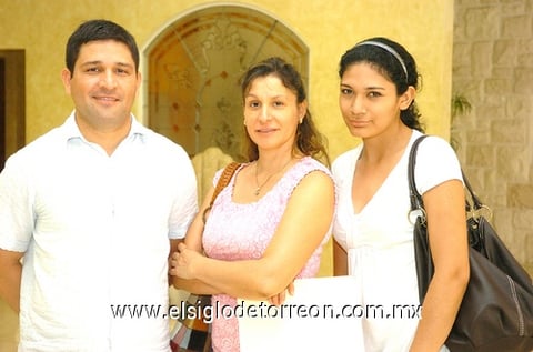 25042010 Nancy Ramírez de Contreras, el expositor José Antonio Rodríguez y Blanca Valdés Rincón.