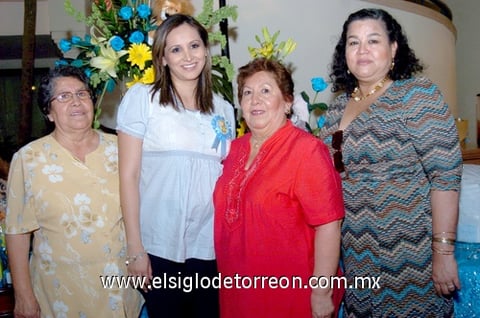 26042010 Paloma Carrillo de Pérez, junto a Lety Rojas de Pérez, Chacha Reyes y Lizette Pérez y un grupo de amistades.