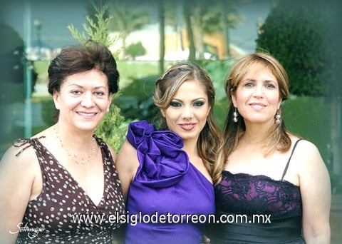 25042010 La novia en compañía de Antonia Llorens y Martha Rangel.