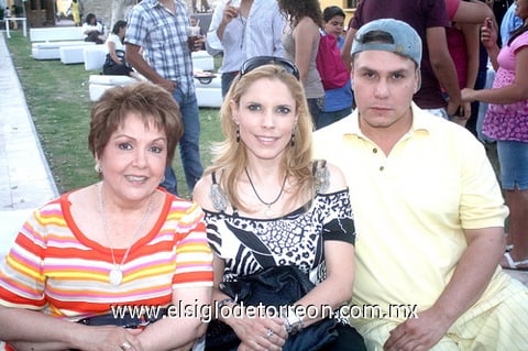 25042010 Virginia de la Torre, Vicky Lozano y César Lara.