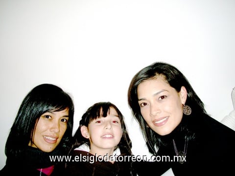 25042010 En la actualidad, Berenice y Brenda acompañadas de su sobrina Ana Paola.