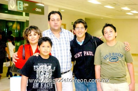 27042010 Familia. Miguel Ángel, Artemisa, José Francisco, Paco y Pablo.