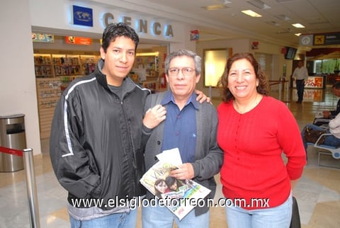 26042010 Ciudad de México. Eduardo Aguirre despidió a Armando Aguirre y Lucía Rodríguez.