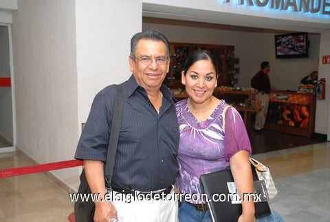 26042010 Ciudad de México. Víctor y Karla Peralta realizaron un viaje de trabajo.
