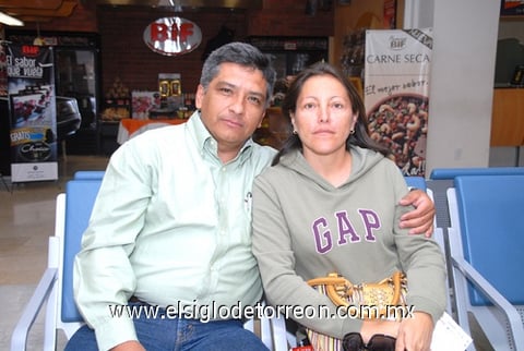 26042010 Oaxaca. El matrimonio López momentos antes de abordar el avión.