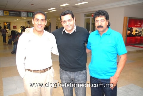 26042010 De regreso. Arturo Chávez, Luis Enrique Alfonso y Joaquín Zapien se despiden de La Laguna.