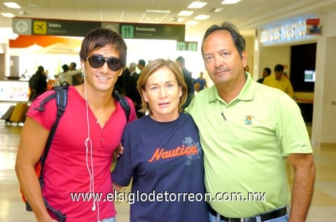 27042010 Vallarta. Óscar y César Olvera llegaron a casa y fueron recibidos por Susana Gutiérrez.