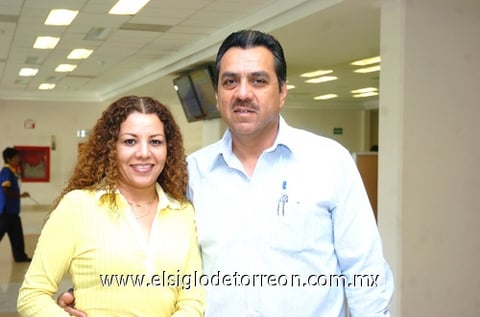 27042010 Hermosillo. Griselda Valenciano y Héctor Luján, dejaron su hogar en esta ciudad para dirigirse a tierra sonorense y disfrutar de unos días con la familia.