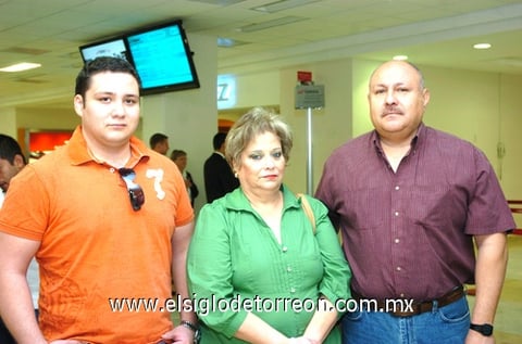 27042010 Cancún. Miguel, Lourdes y Luis Medrano, se dirigen a vacacionar.