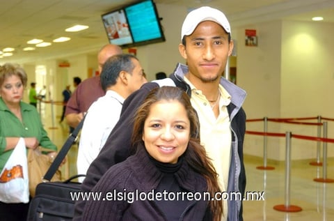 27042010 México. Dulce Noriega y Daniel González, llegaron a casa.