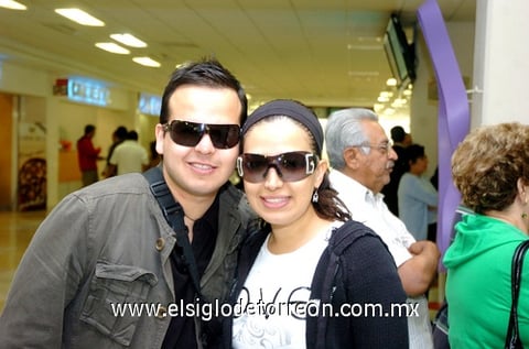 27042010 Cancún. Ricardo Marín y Sofía Soto, se dirigen a disfrutar de su luna de miel.