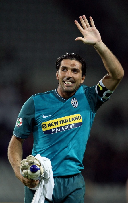 Gian luigi Buffon, de Carrara, el portero de la escuadra y también integrante de la Juventus FC, quien llama la atención del público femenino por la fuerza de sus rasgos y su barba de tres días que lo hacen irresistible.