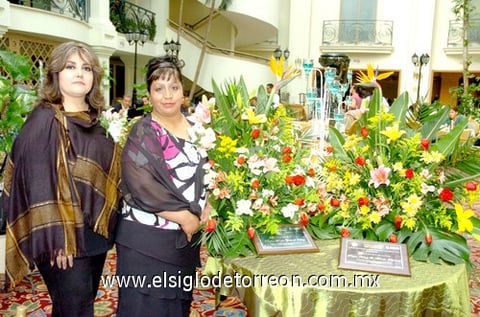 28042010 Nancy Ernestina Morales Pámanes y Sonia Zamora López celebraron 25 años como profesoras.