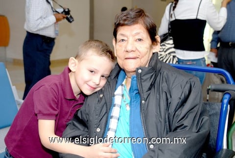 28042010 Michigan. El pequeño Diego acudió a despedir a su abuelita María Hinojosa.