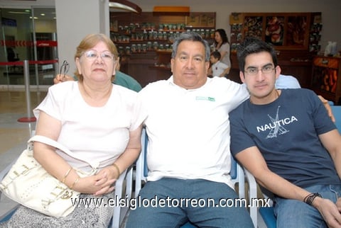 28042010 Hermosillo. Ana María Morales y Roberto Fernández despidieron a su hijo Roberto.