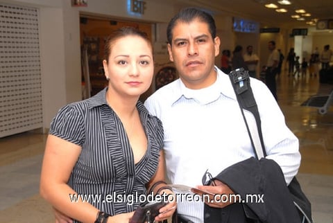 28042010 México. América acompañó al aeropuerto a Eduardo Guadarrama para despedirlo, ya que se dirige al Distrito Federal, sobre unos asuntos de trabajo.