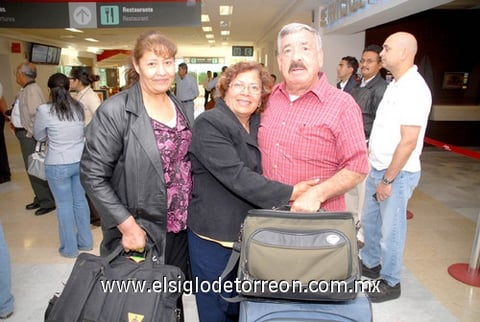 28042010 San Francisco. Margarita y Alicia recibieron la bienvenida por parte de José Luis Tinoco.
