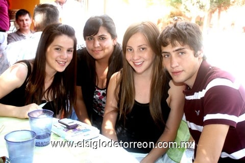 29042010 Sofía, Adriana, Mariana y Carlos Valdez.