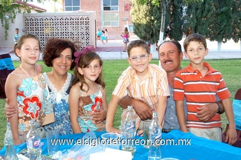 29042010 Cecy e Ignacio acompañados de sus hijos Nacho, Manolo, Alba y Sara.