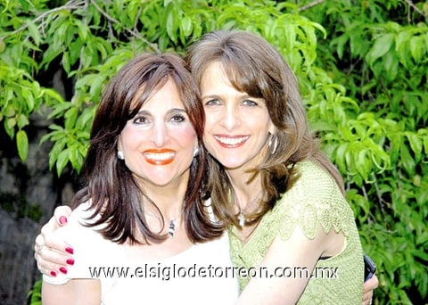 29042010 Nadia felicitó a Sonia en su cumpleaños.