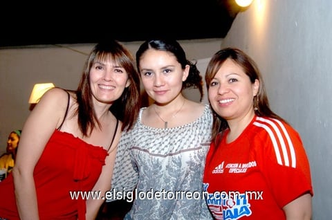 29042010 Karina Delgado, Norma Hernández y Montse Meza.