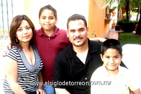 29042010 Angelina Rodríguez, Guadalupe Castro y Martha Gabriela Castro.