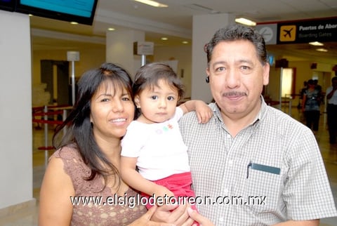 29042010 Detroit. María Enriqueta y la pequeña Ana Paola despidieron a Manuel Casillas.
