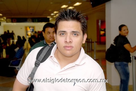 29042010 Ciudad de México. Elner Nevárez momentos antes de emprender un viaje para tratar asuntos de negocios.