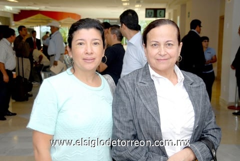 29042010 Guadalajara. Llegó a la Comarca Lagunera Reyna Sánchez y se llevó una agradable sorpresa al llegar al aeropuerto, pues ahí ya la esperaba Guadalupe Segura.