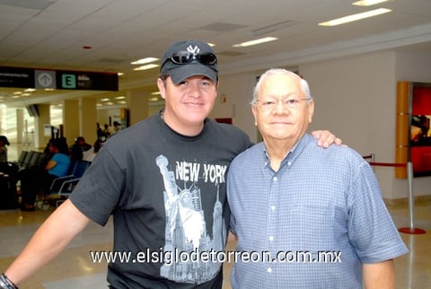 29042010 Nueva York. José Ángel fue recibido por su papá José Ángel Soto.