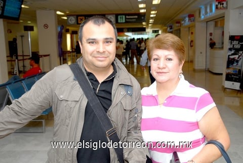 29042010 España. Llegó a casa Adenis Álvarez quien fue recibido por María de la Luz.