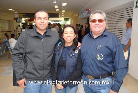 29042010 México. Álvaro Cervantes y Teresa Olivares fueron recibidos por Alberto Morales.