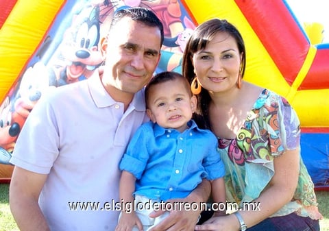 30042010 Alex en su festín de cumpleaños en compañía de sus padres, Sres. Ernesto Alejandro Meléndez Reyes y Monica Rodríguez Marín.