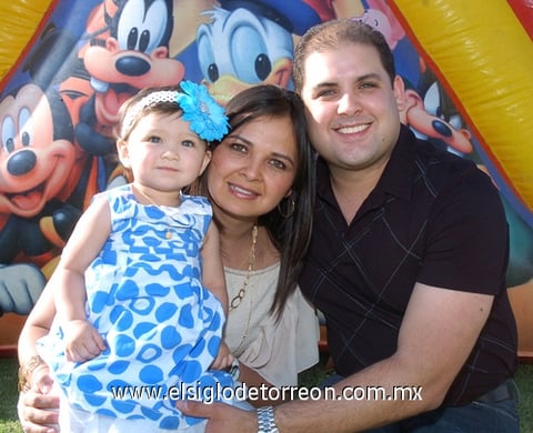 30042010 Ronnie Treviño y Sofía Rodríguez Marín junto a su pequeña Mariana.- Jesús Hernández Fotografía