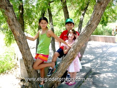 30042010 Mónica, Keven y Aurora Fematt Guerrero.