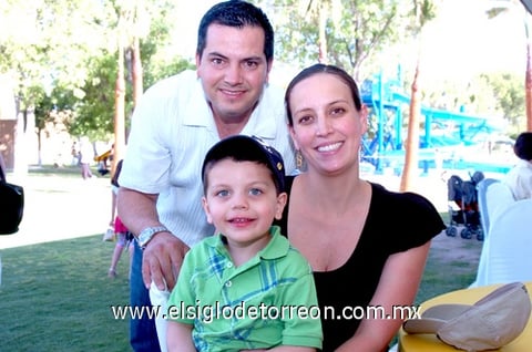 30042010 Carlos, Alma y Carlitos. EL SIGLO DE TORREÓN/JESÚS HERNÁNDEZ
