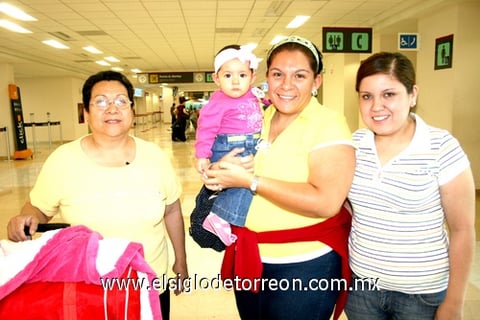 30042010 Veracruz. Norma Murguía y Daniela Álvarez fueron despedidas por Leticia Hernández y Mariana Ramos.