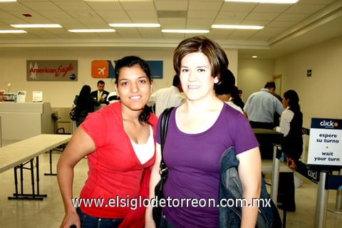 30042010 Cancún. Sayra Contreras Mere y Claudia Reyes Parra.