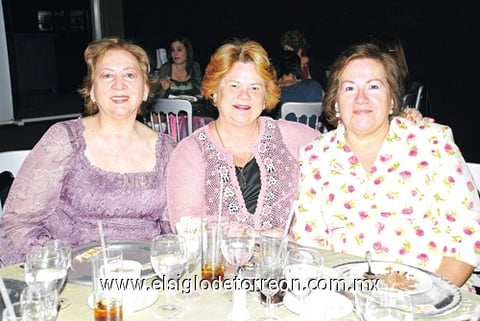24042010 Rita González, Patricia Torre y Pilar Medrano disfrutaron de reciente festejo.