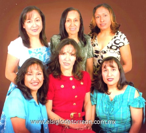 01052010 Sra. Raquel Torres Vda. de Názer, en compañía de sus hijas: Raquel, Perla, Salma, Elizabeth y Patricia Názer Torres.