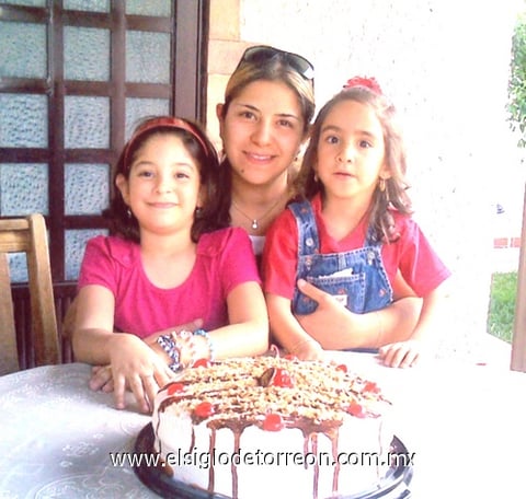 01052010 María de los Ángeles Díaz Garza, el día de su cumpleaños, acompañada de sus hijas Hava Mariana y Daniela.