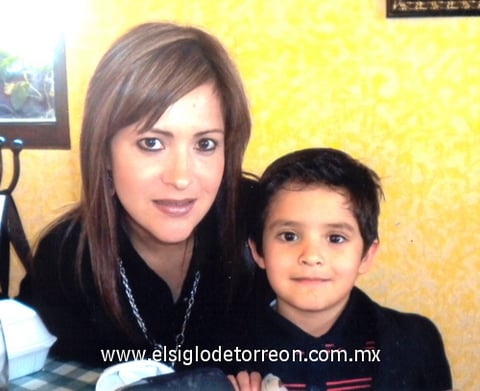 01052010 María Elena Aranda de Castillo con su hijo Diego Castillo Aranda, festejaron el cumpleaños de su papá Josué Castillo Peña.
