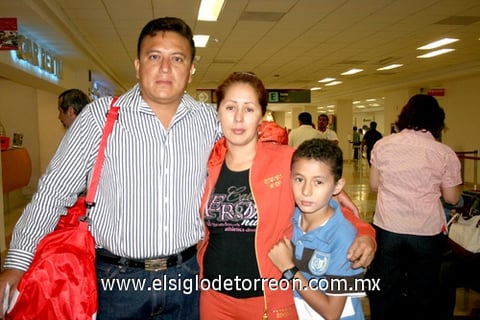 01052010 Distrito Federal. Paul Moreno fue despedido por su esposa Zulema Hernández y su hijo Ignacio.