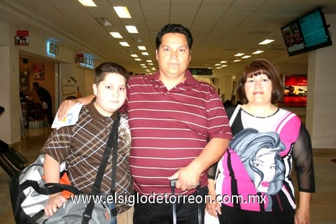 01052010 México. Isaac, Óscar y Gabriela Villarreal de De Santiago, viajaron con motivo de disfrutar de unos días de vacaciones, fuera de casa, por lo que se despidieron de sus familiares.