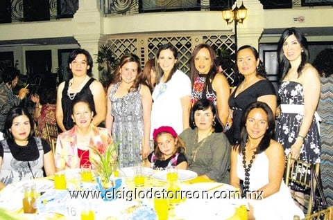 02052010 Yasmín Quezada de Sánchez, rodeada de un grupo de invitadas a la recepción que le organizaron por el próximo nacimiento de su bebé.