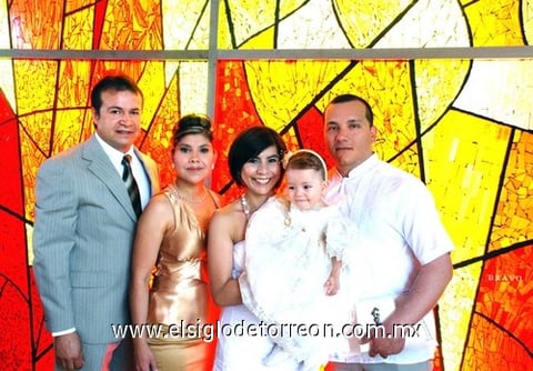 02052010 La pequeña festejada, en compañía de sus papás, CP. César Fabián Pineda Serna, CP. Blanca Estela Rodríguez de Pineda; así como sus padrinos, Dr. Felipe Rivas Castañón y Sra. Beatriz Rodríguez de Rivas.